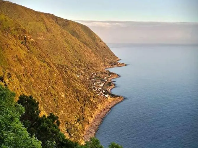 Semesterbostad Casa Grao De Cafe Al Faja dos Vimes